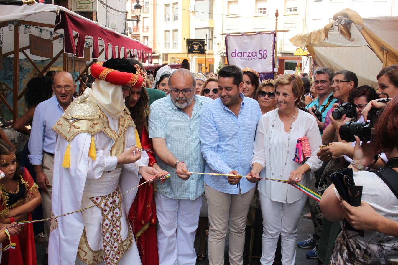 El desfile abrió el Mercado del Kan de Vico