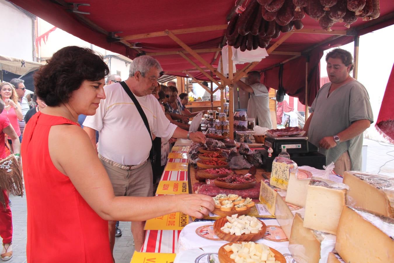 El desfile abrió el Mercado del Kan de Vico