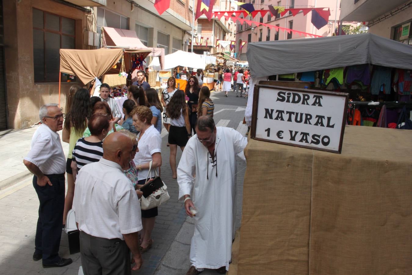 El desfile abrió el Mercado del Kan de Vico