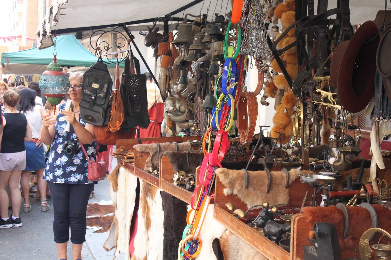 El desfile abrió el Mercado del Kan de Vico