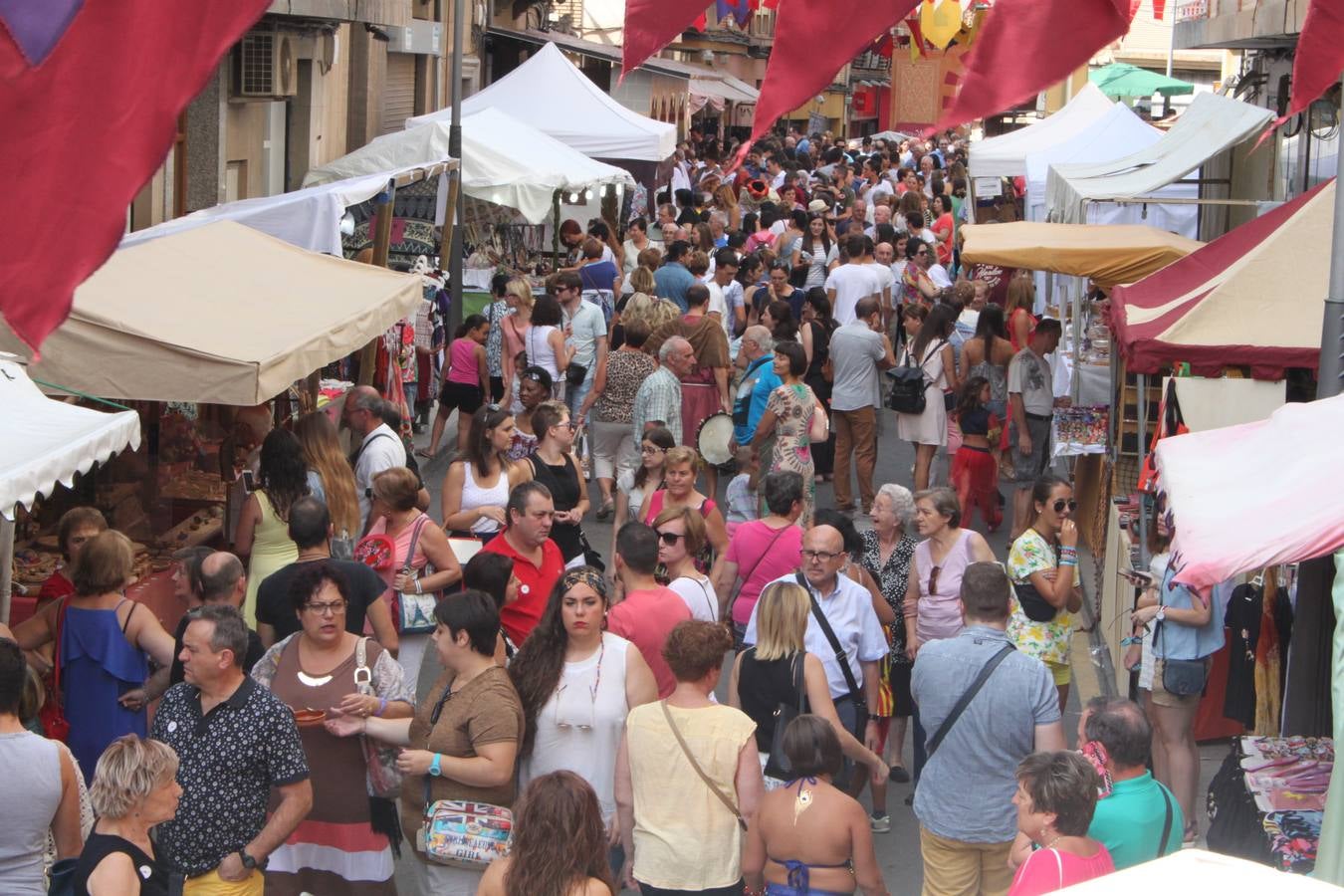 El desfile abrió el Mercado del Kan de Vico