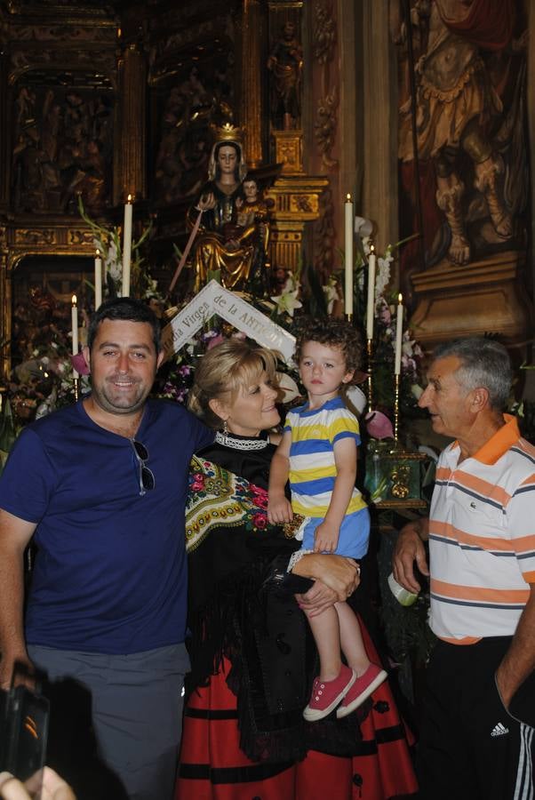 Ofrenda floral a la Virgen de la Antigua en Alberite