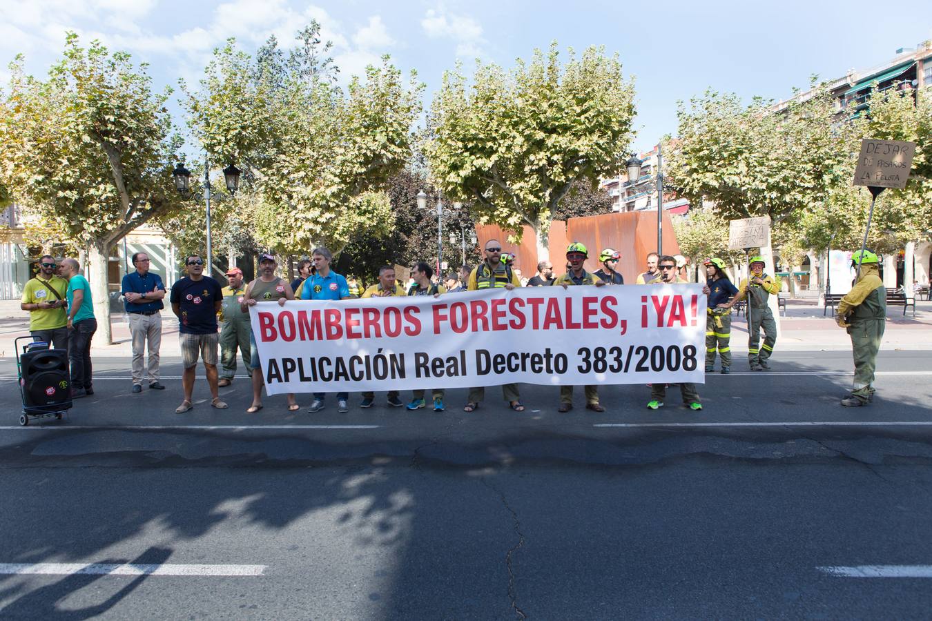 Los retenes continúan con sus protestas para reivindicar la categoría de bombero forestal