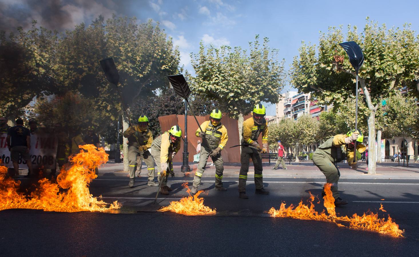 Los retenes continúan con sus protestas para reivindicar la categoría de bombero forestal