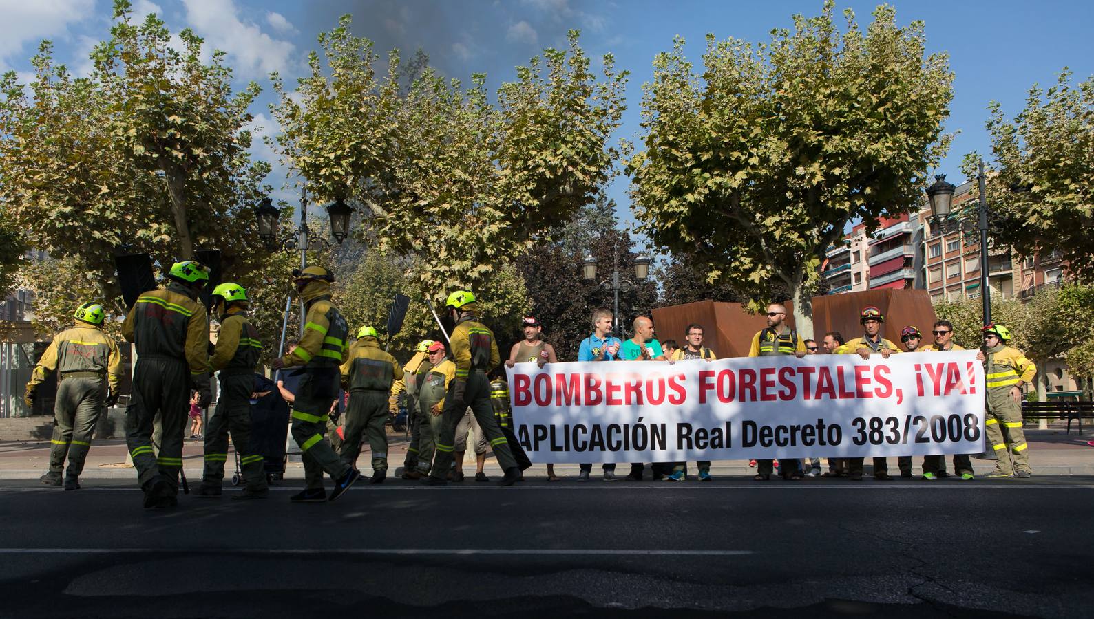 Los retenes continúan con sus protestas para reivindicar la categoría de bombero forestal