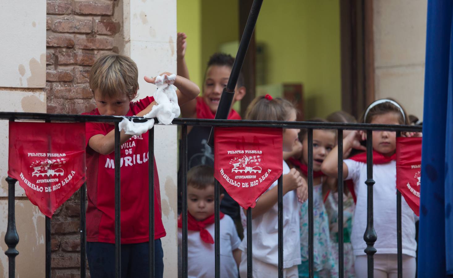 Murillo lanza el cohete y celebra la imposición de pañuelos