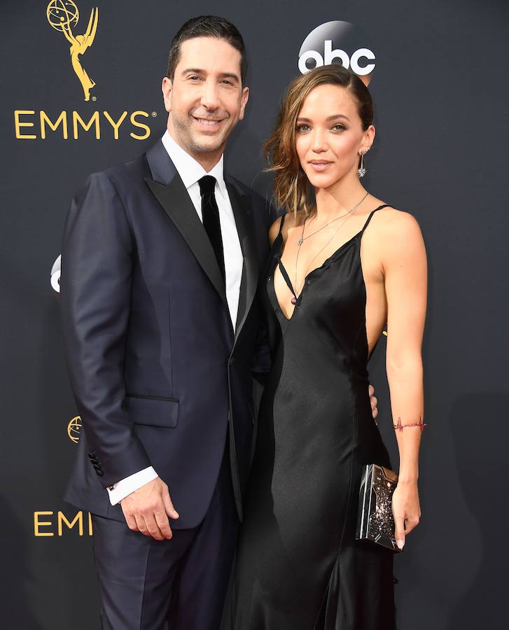 El actor David Schwimmer y su pareja, a su llegada a la ceremonia.