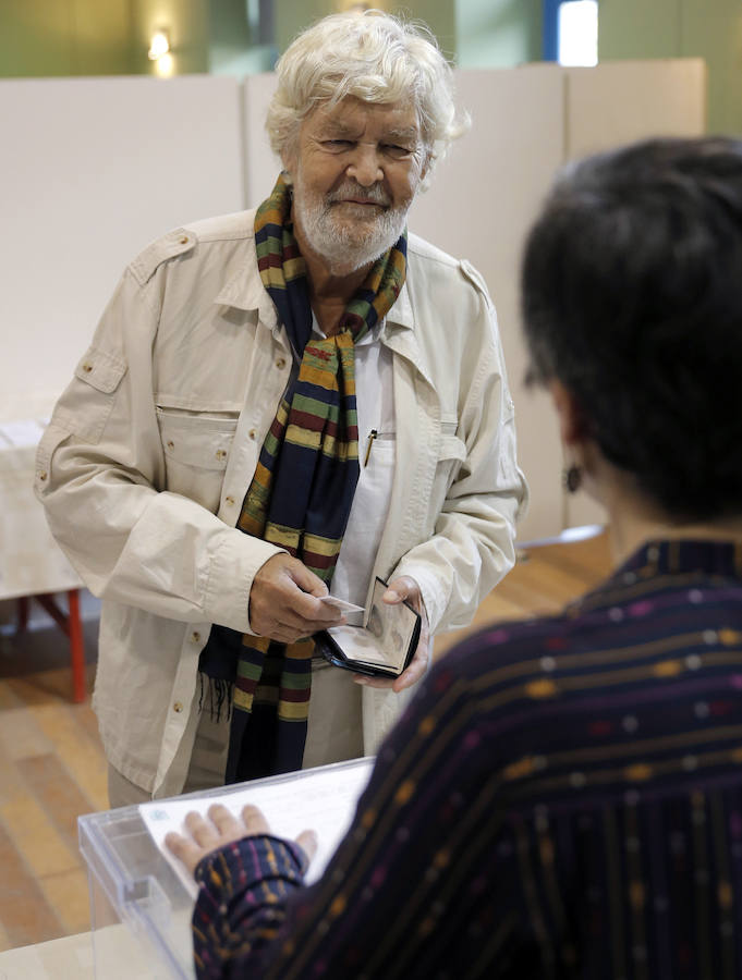 El portavoz de AGE, Xosé Manuel Beiras, vota en un colegio electoral en Brión (A Coruña).