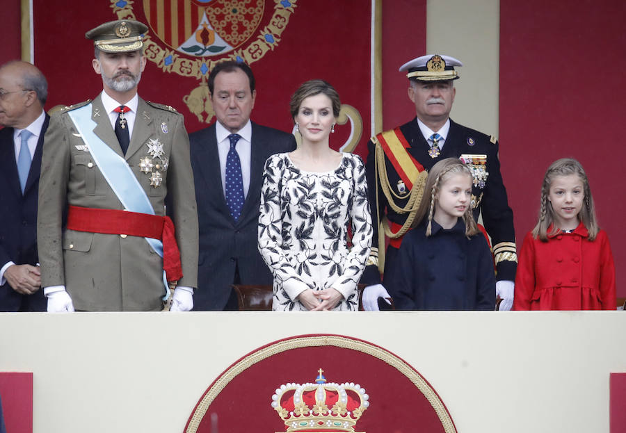 Los Reyes, junto a sus hijas, la Princesa de Asturias y la infanta Sofía, presiden el desfile militar