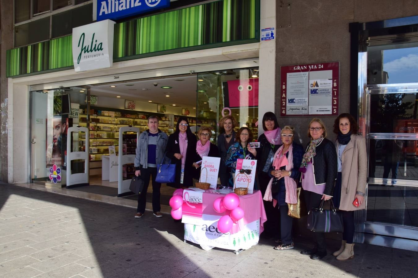 Logroño, su comercio y los ciudadanos se vuelcan con el Día del Cáncer de Mama