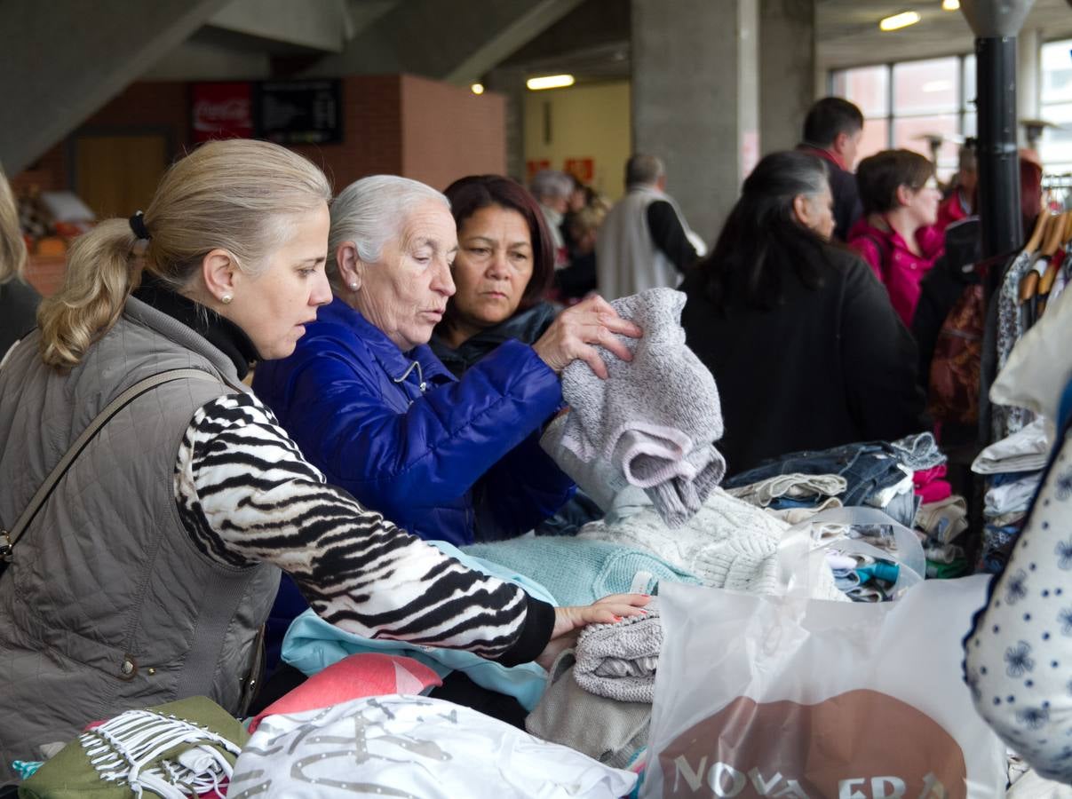 El rastrillo a beneficio de Cáritas reúne 17 expositores y 40 voluntarios