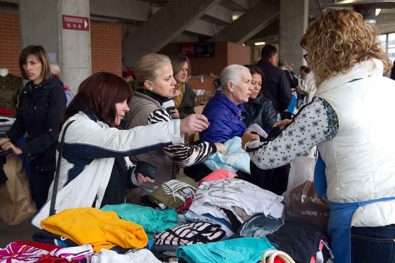 El rastrillo a beneficio de Cáritas reúne 17 expositores y 40 voluntarios