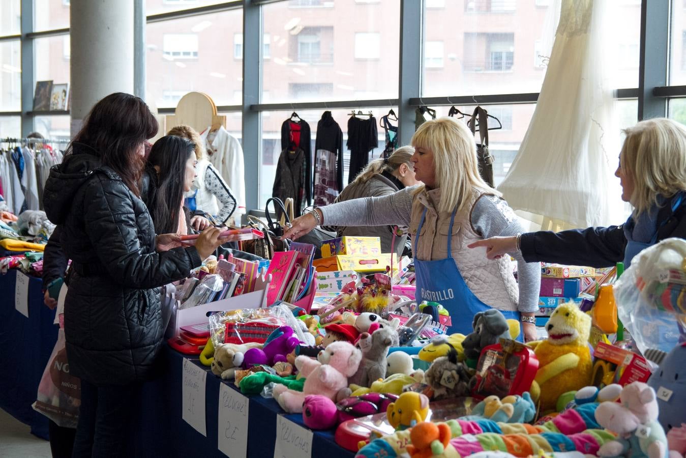 El rastrillo a beneficio de Cáritas reúne 17 expositores y 40 voluntarios
