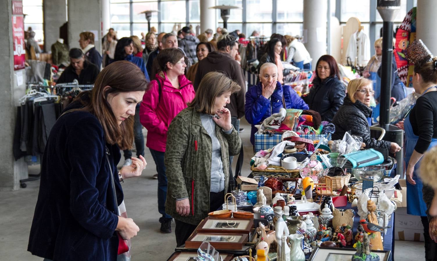 El rastrillo a beneficio de Cáritas reúne 17 expositores y 40 voluntarios