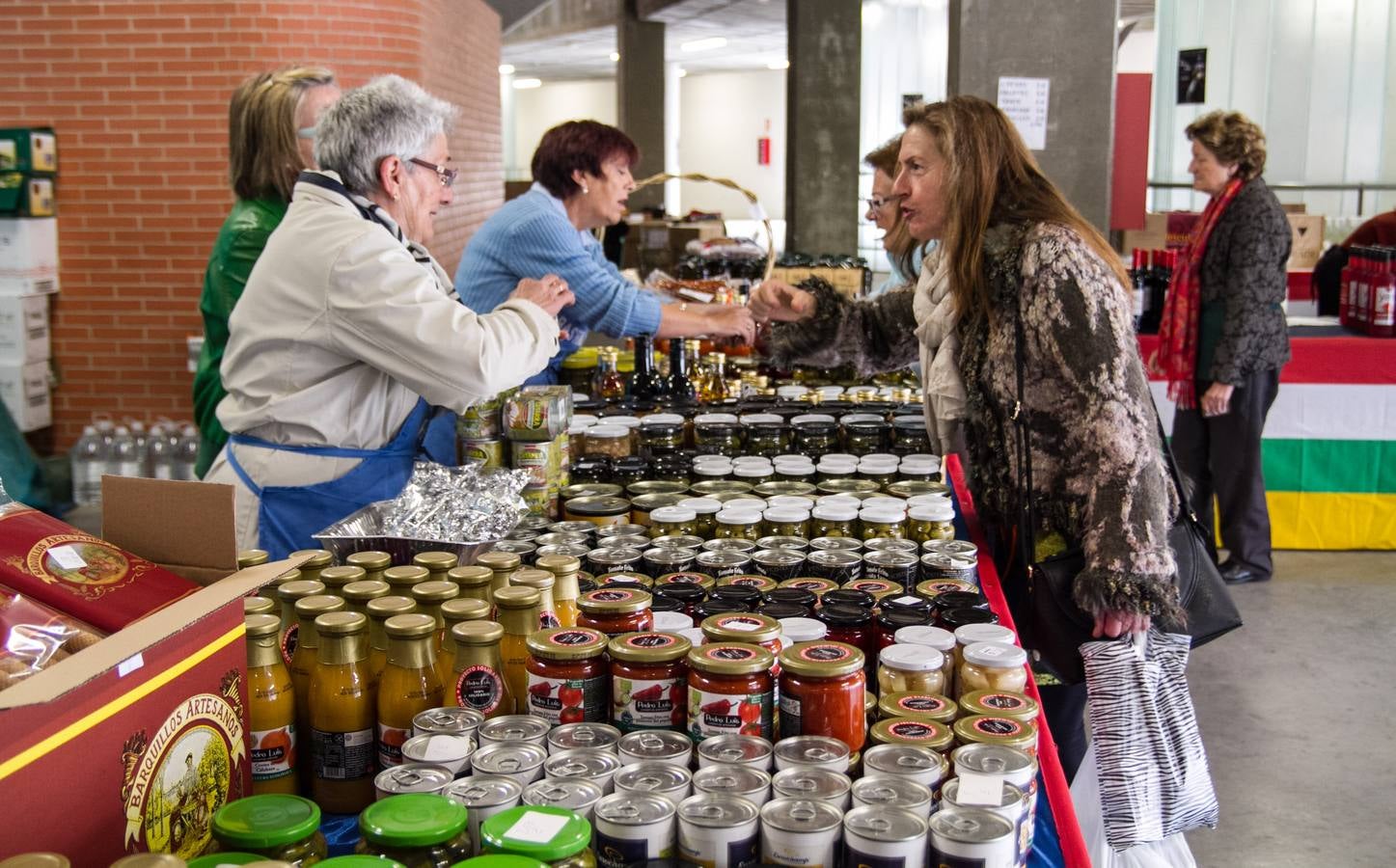 El rastrillo a beneficio de Cáritas reúne 17 expositores y 40 voluntarios