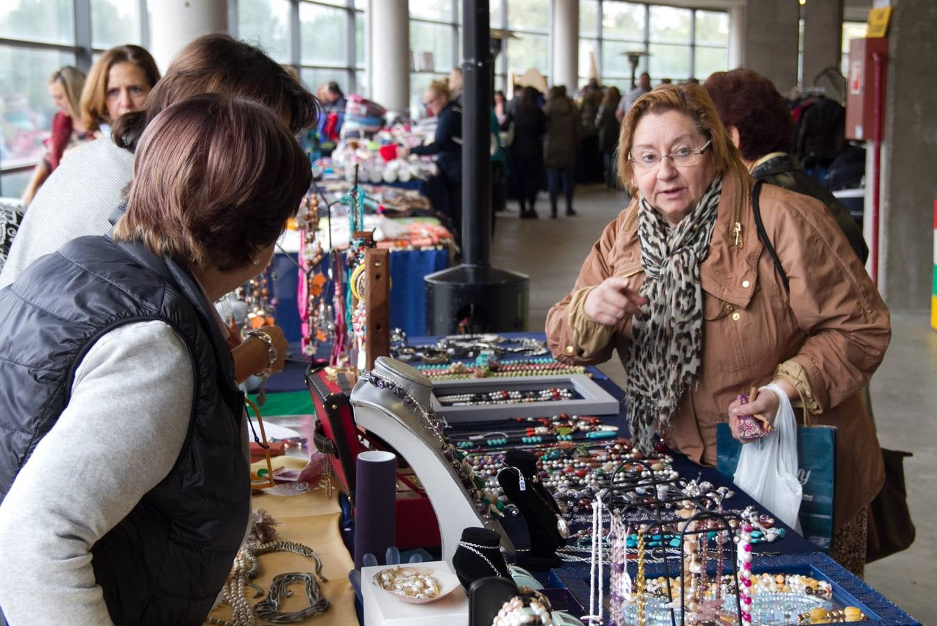 El rastrillo a beneficio de Cáritas reúne 17 expositores y 40 voluntarios