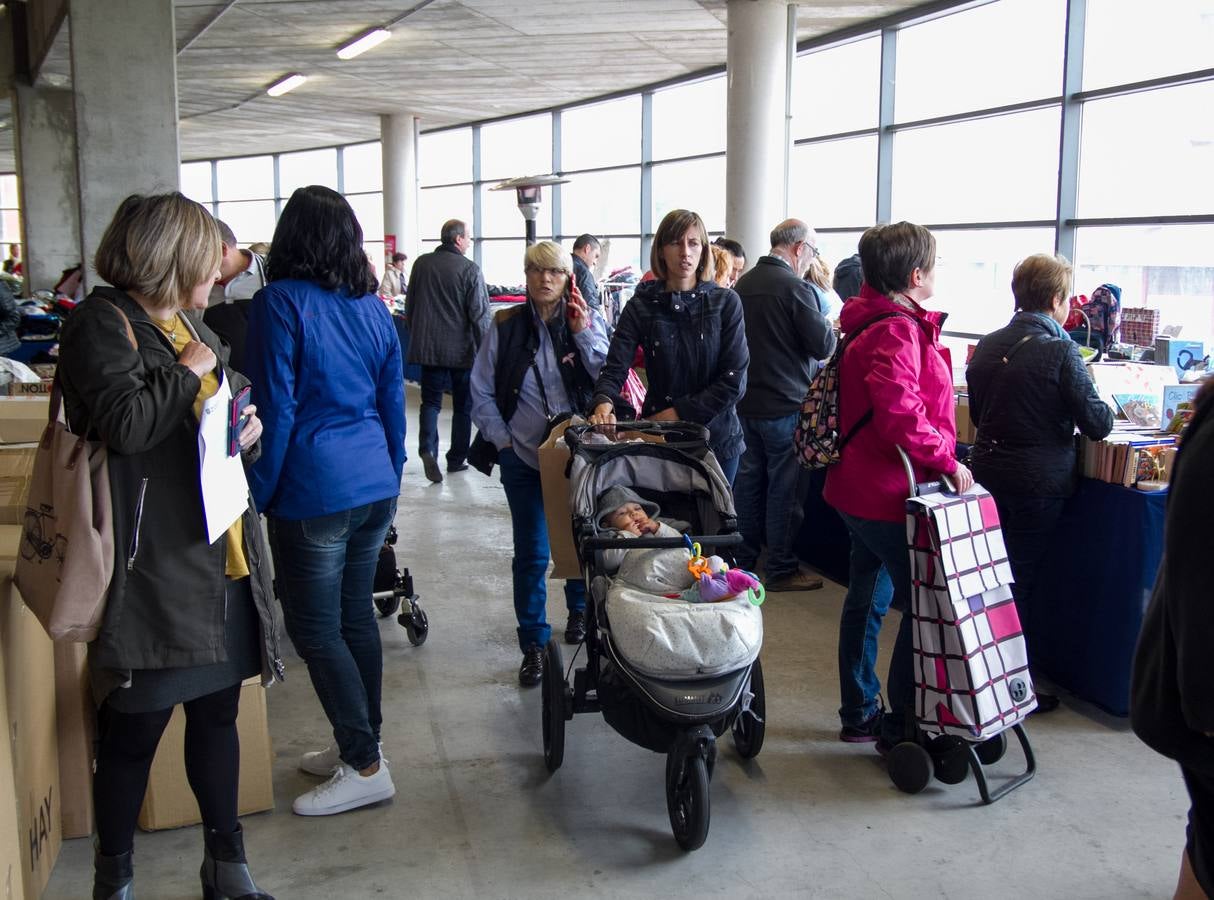 El rastrillo a beneficio de Cáritas reúne 17 expositores y 40 voluntarios