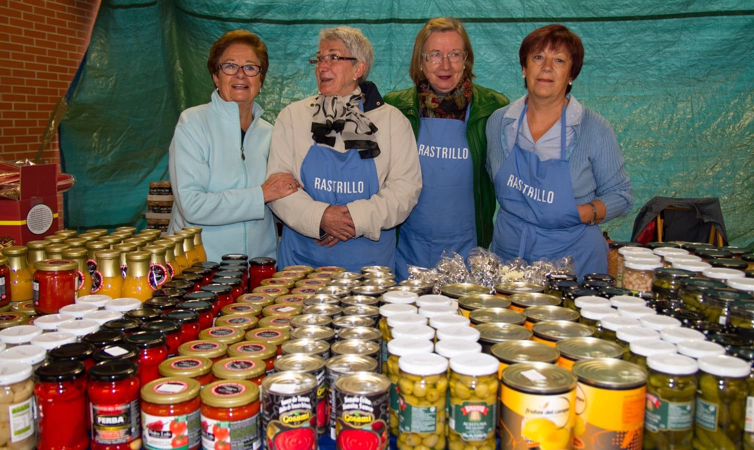 El rastrillo a beneficio de Cáritas reúne 17 expositores y 40 voluntarios