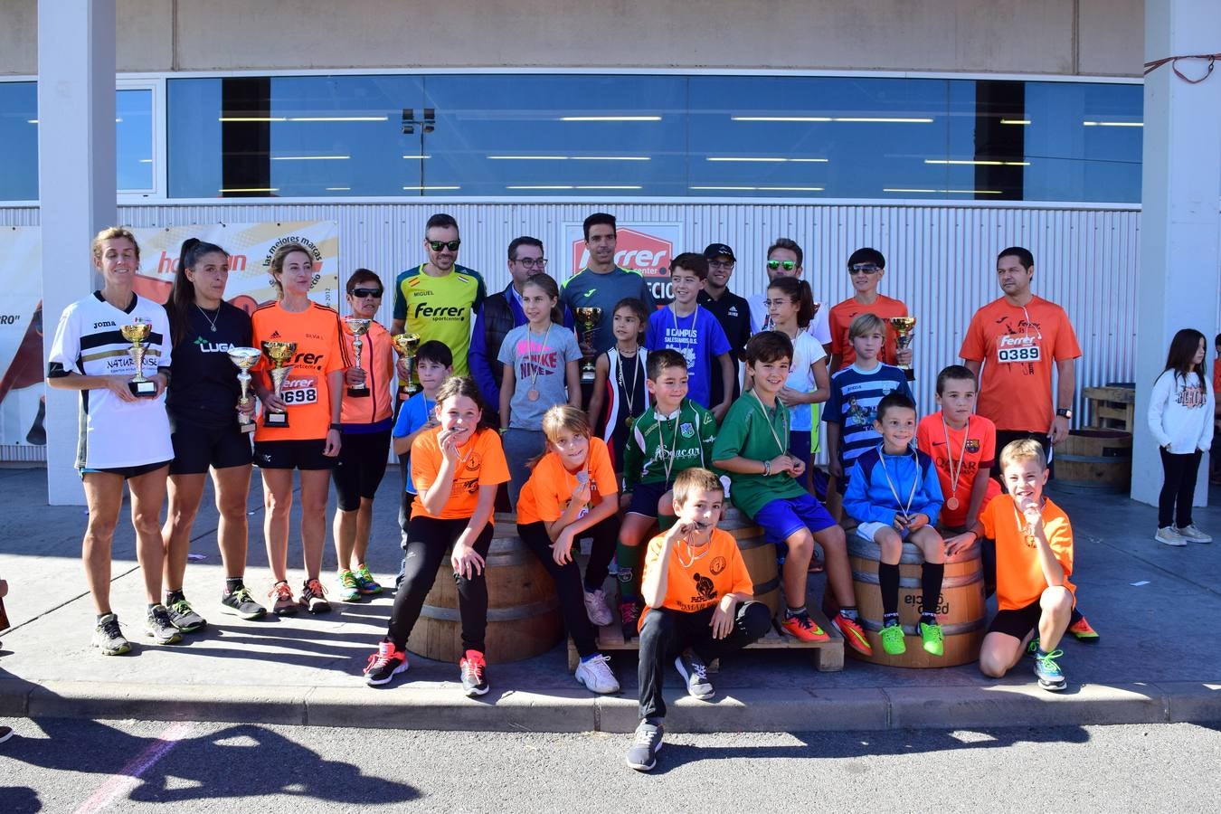 Los trofeos de la V Carrera Popular Ferrer Sport Center y la prueba infantil &#039;¡Por mi colegio!&#039;