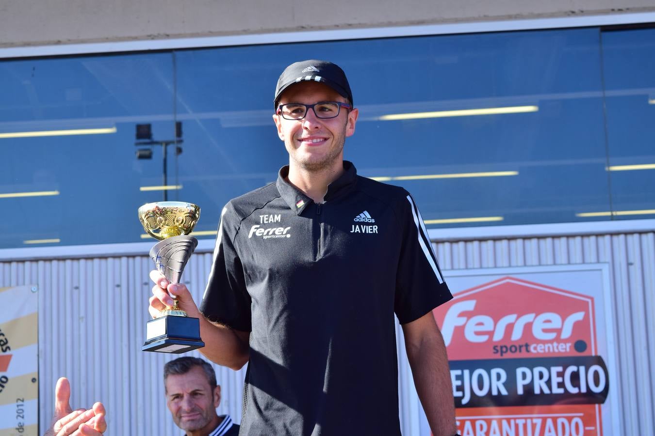 Los trofeos de la V Carrera Popular Ferrer Sport Center y la prueba infantil &#039;¡Por mi colegio!&#039;