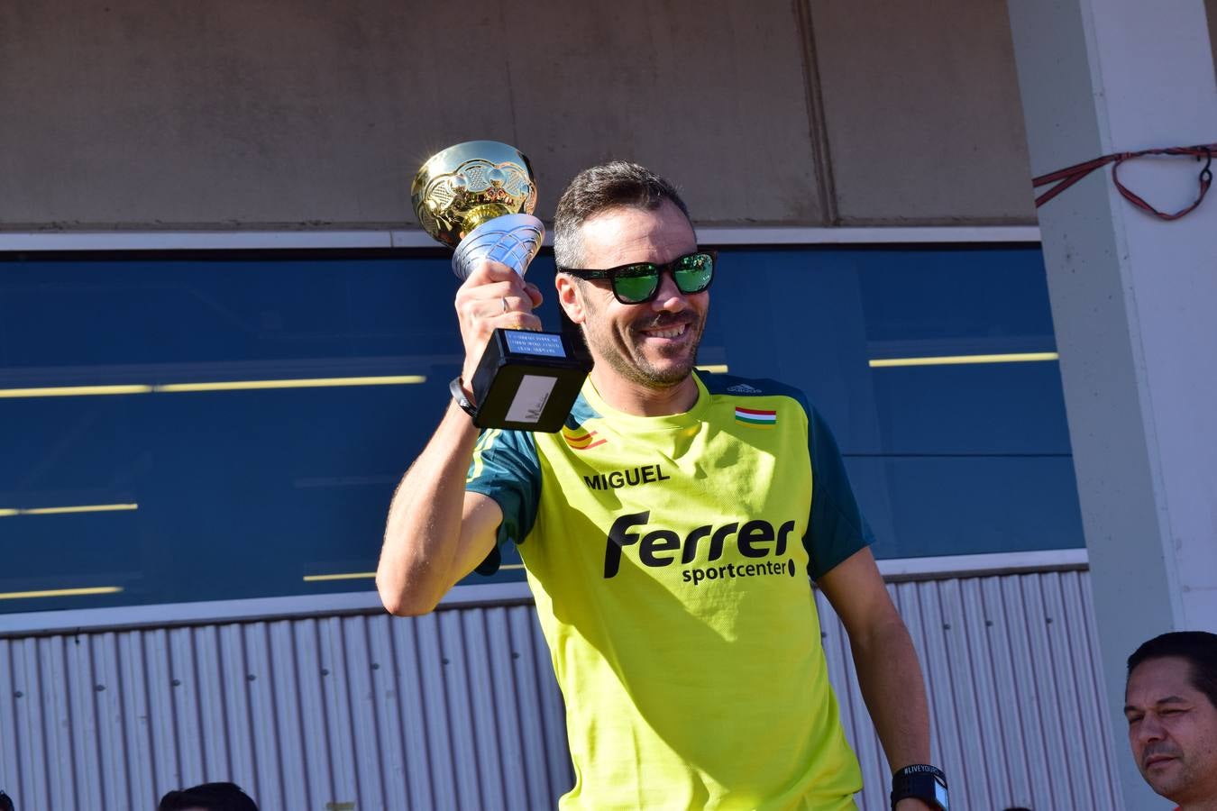 Los trofeos de la V Carrera Popular Ferrer Sport Center y la prueba infantil &#039;¡Por mi colegio!&#039;