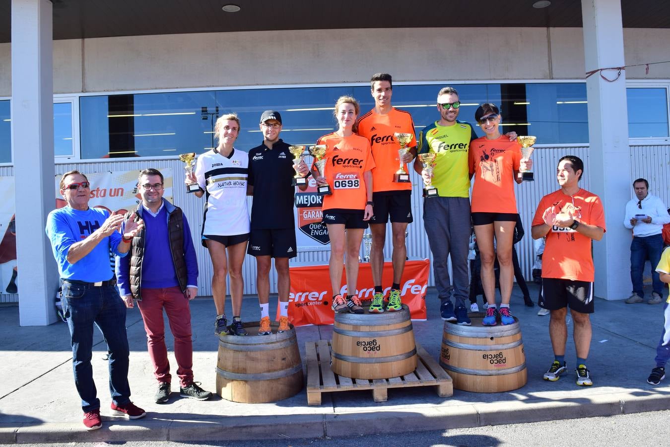 Los trofeos de la V Carrera Popular Ferrer Sport Center y la prueba infantil &#039;¡Por mi colegio!&#039;