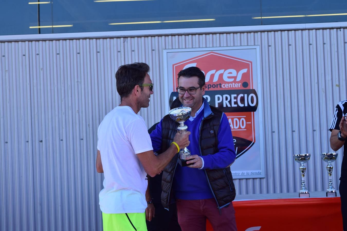 Los trofeos de la V Carrera Popular Ferrer Sport Center y la prueba infantil &#039;¡Por mi colegio!&#039;