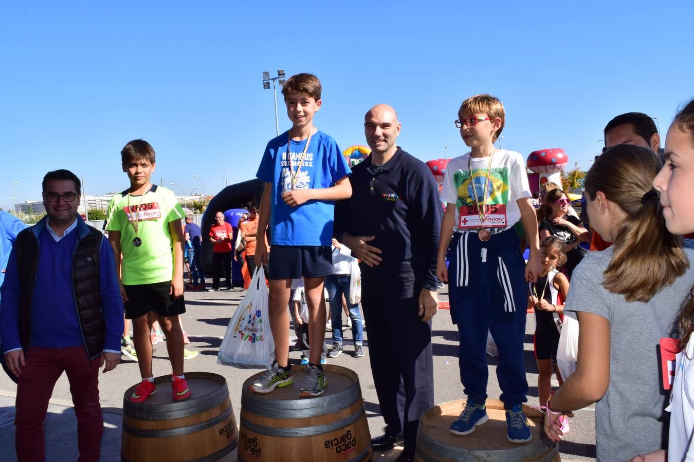 Los trofeos de la V Carrera Popular Ferrer Sport Center y la prueba infantil &#039;¡Por mi colegio!&#039;