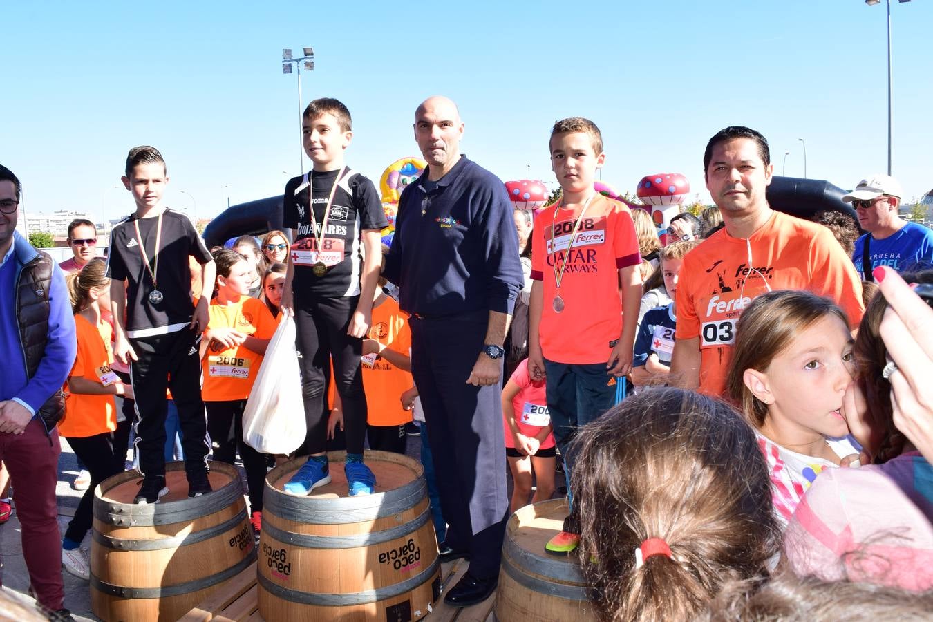 Los pequeños corredores recogen sus medallas en la prueba ¡Por mi colegio!