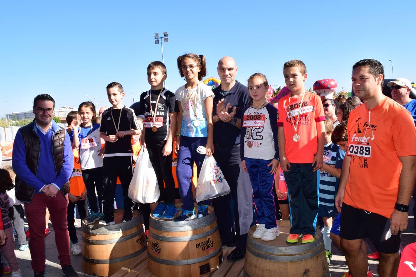 Los pequeños corredores recogen sus medallas en la prueba ¡Por mi colegio!