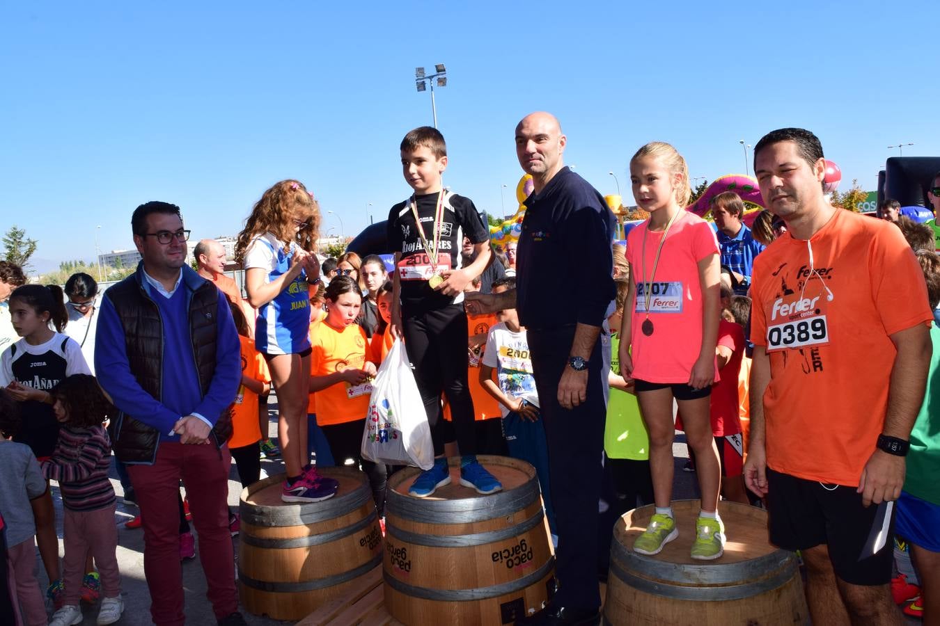 Los pequeños corredores recogen sus medallas en la prueba ¡Por mi colegio!