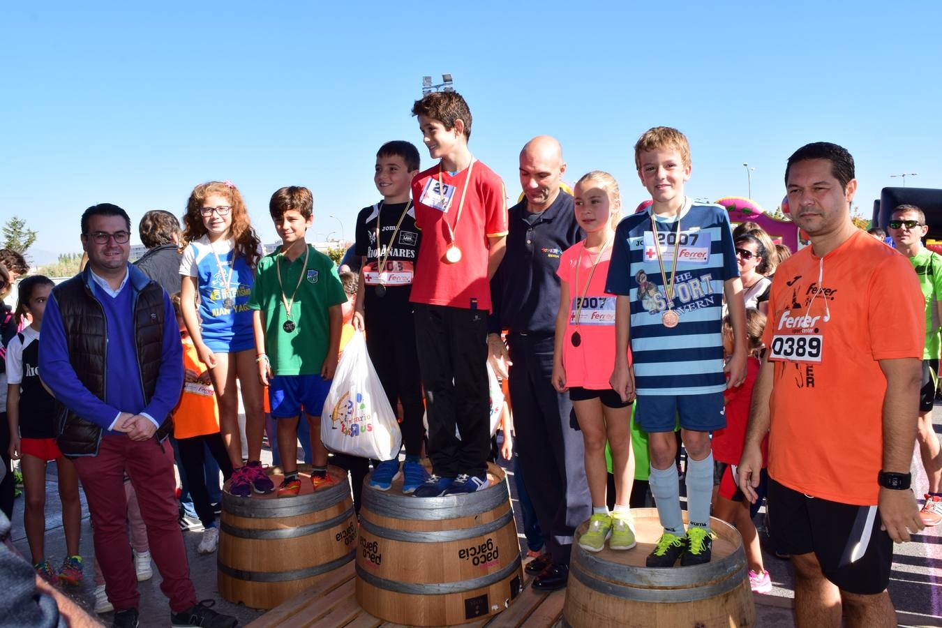 Los pequeños corredores recogen sus medallas en la prueba ¡Por mi colegio!