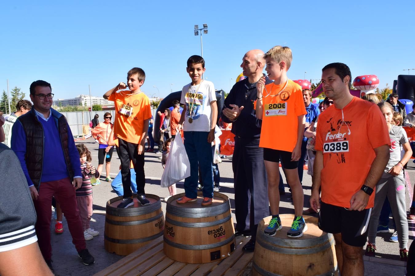 Los pequeños corredores recogen sus medallas en la prueba ¡Por mi colegio!