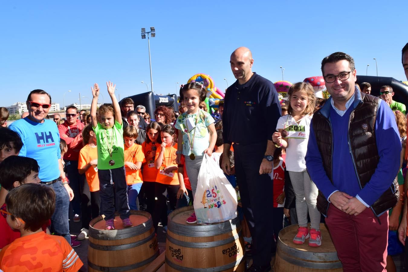 Los pequeños corredores recogen sus medallas en la prueba ¡Por mi colegio!