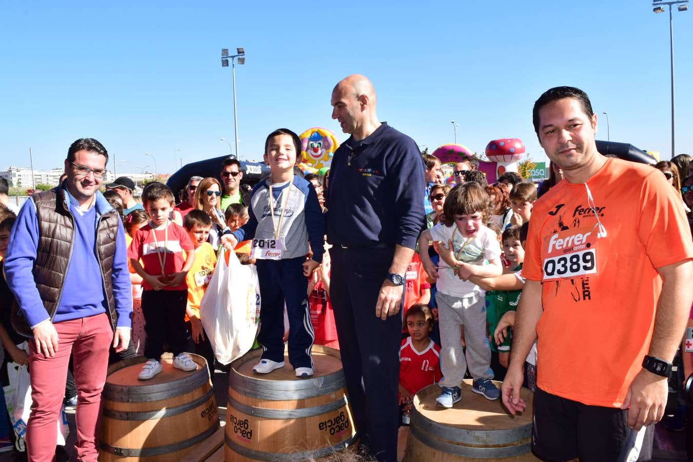 Los pequeños corredores recogen sus medallas en la prueba ¡Por mi colegio!