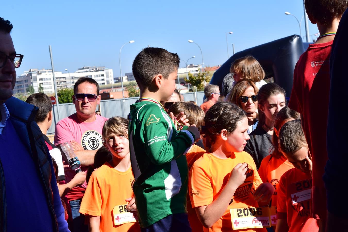 Los pequeños corredores recogen sus medallas en la prueba ¡Por mi colegio!