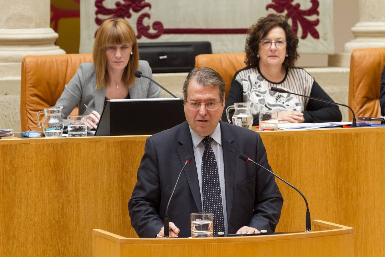 Un día de conversaciones y gestos en el Parlamento riojano