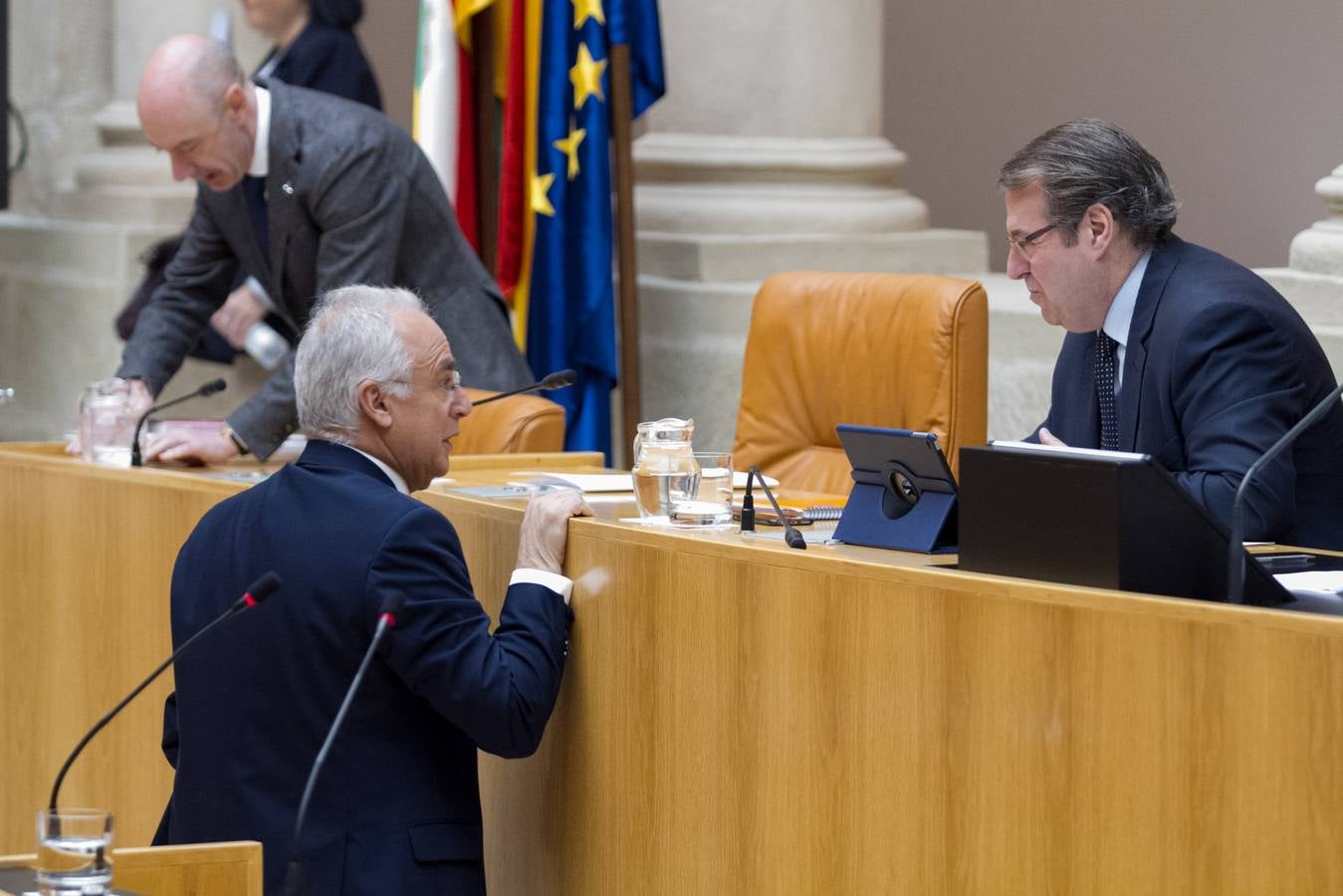 Un día de conversaciones y gestos en el Parlamento riojano