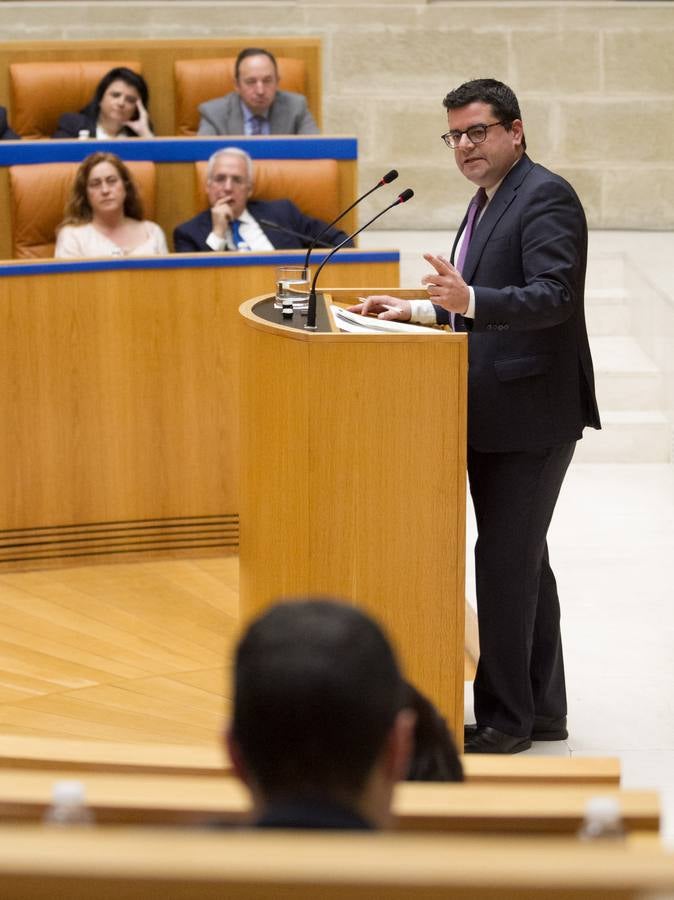 Un día de conversaciones y gestos en el Parlamento riojano