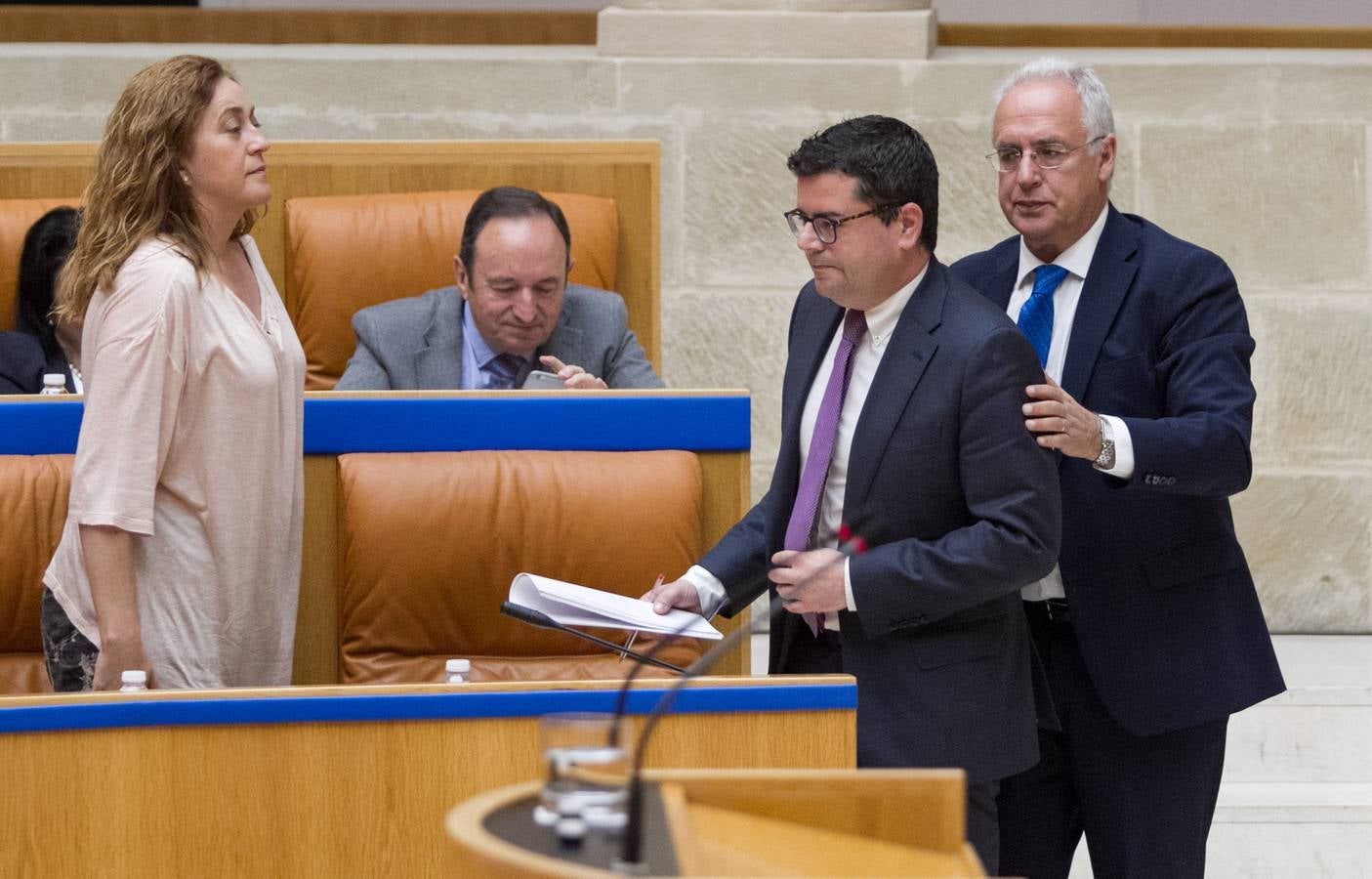 Un día de conversaciones y gestos en el Parlamento riojano