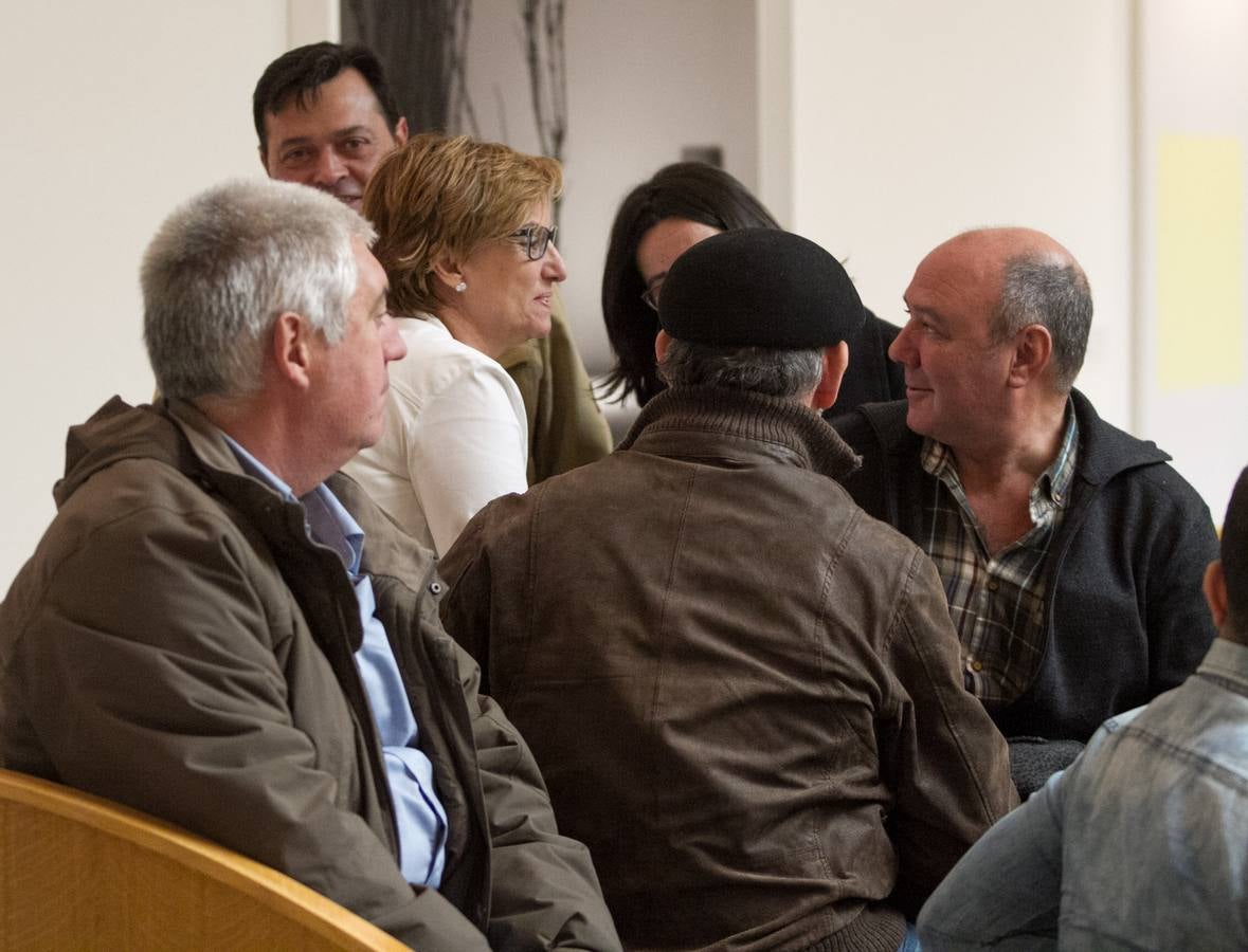 Un día de conversaciones y gestos en el Parlamento riojano