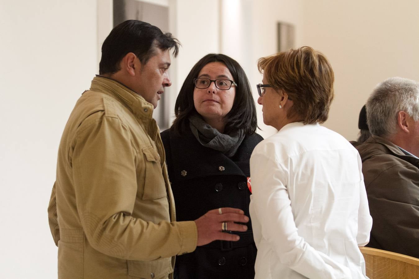 Un día de conversaciones y gestos en el Parlamento riojano