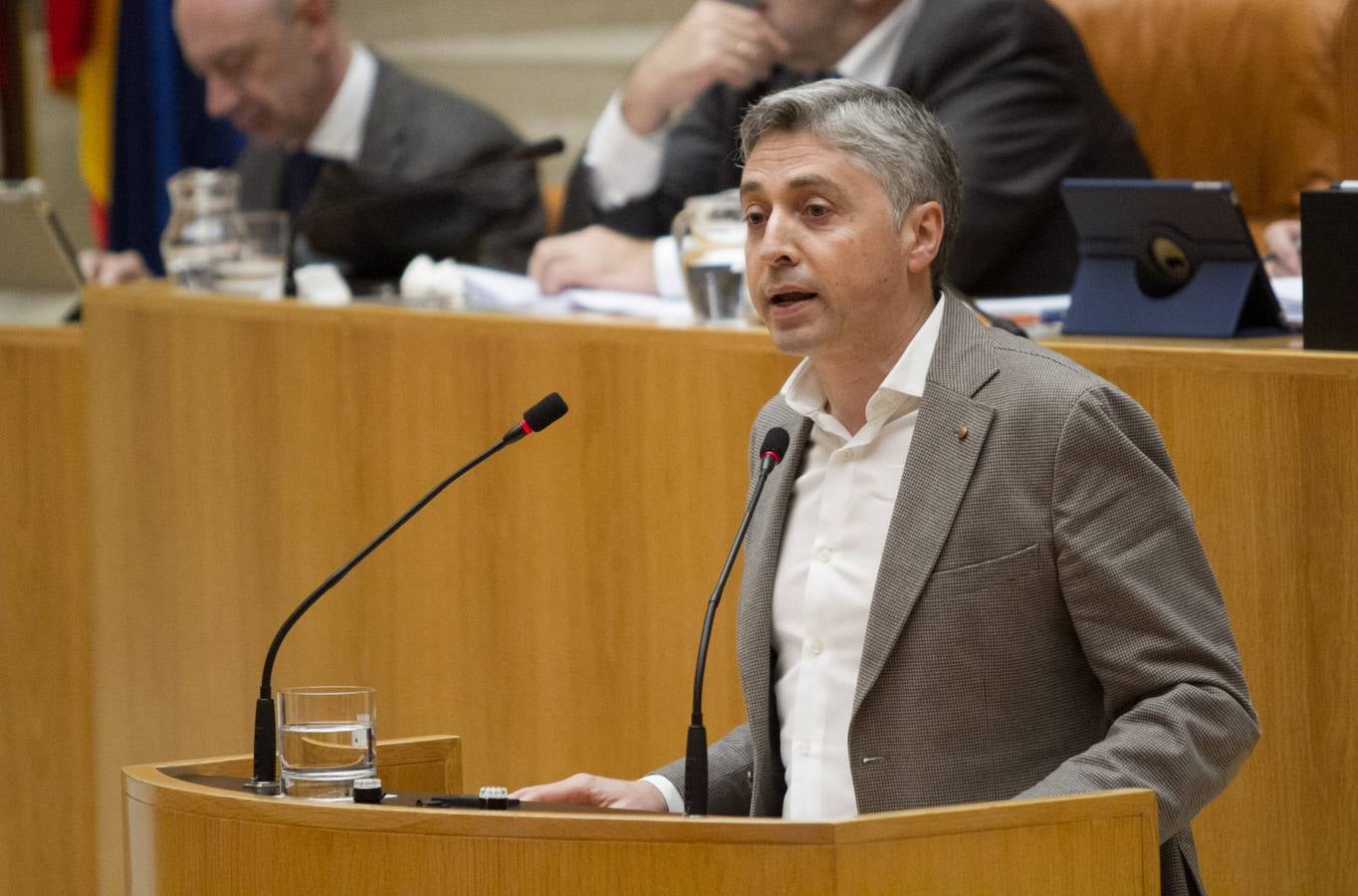 Un día de conversaciones y gestos en el Parlamento riojano