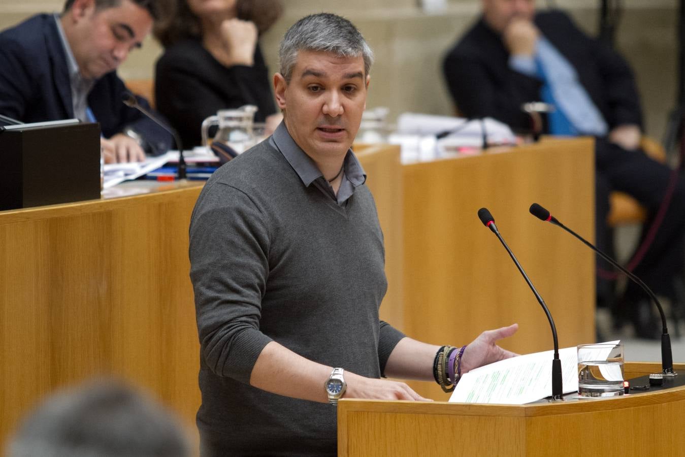 Un día de conversaciones y gestos en el Parlamento riojano