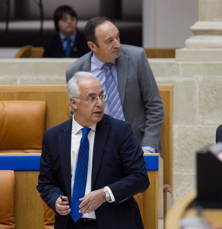 Un día de conversaciones y gestos en el Parlamento riojano