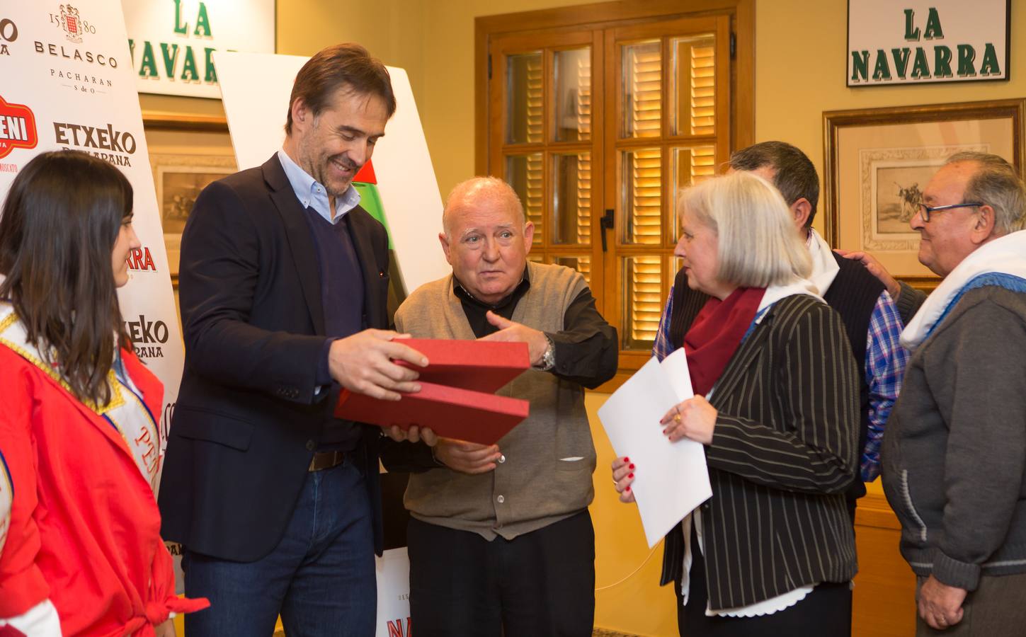 Julen Lopetegui recibe las &quot;llaves de oro del chamizo&quot; de la Peña Logroño