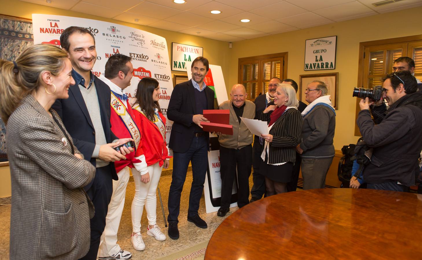 Julen Lopetegui recibe las &quot;llaves de oro del chamizo&quot; de la Peña Logroño