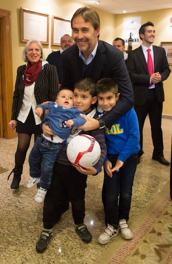 Julen Lopetegui recibe las &quot;llaves de oro del chamizo&quot; de la Peña Logroño