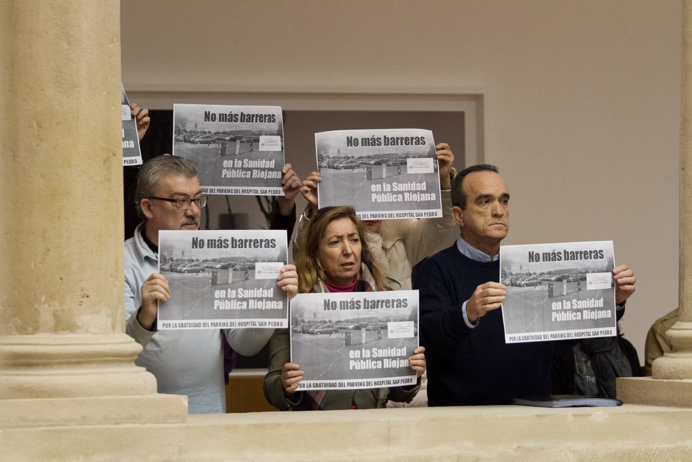 Los gestos del pleno del Parlamento riojano