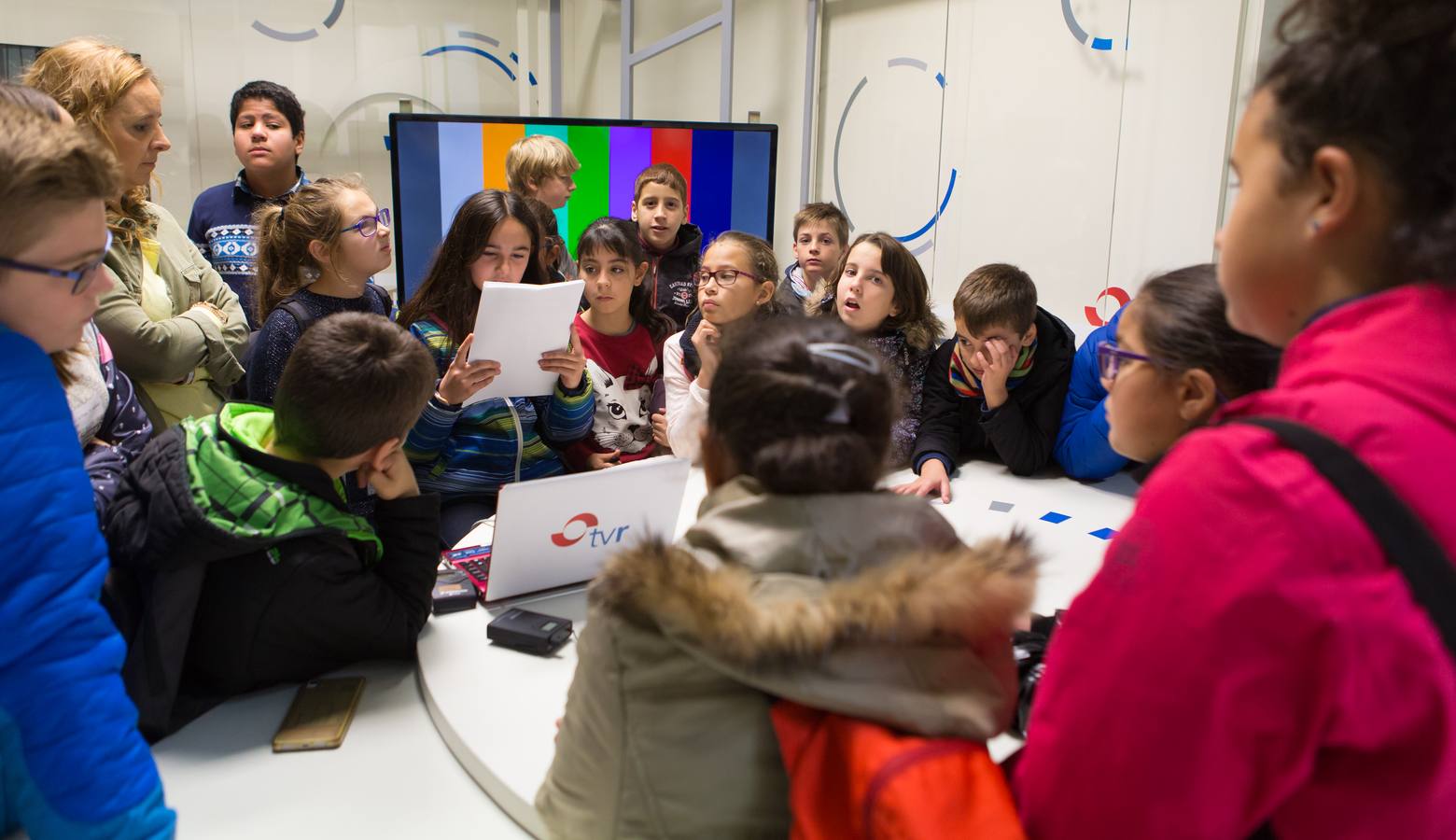 Los alumnos del Cra Moncalvillo de Entrena han visitado la multimedia de Diario LA RIOJA